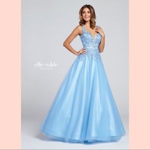 Light blue sleeveless tulle prom ball gown